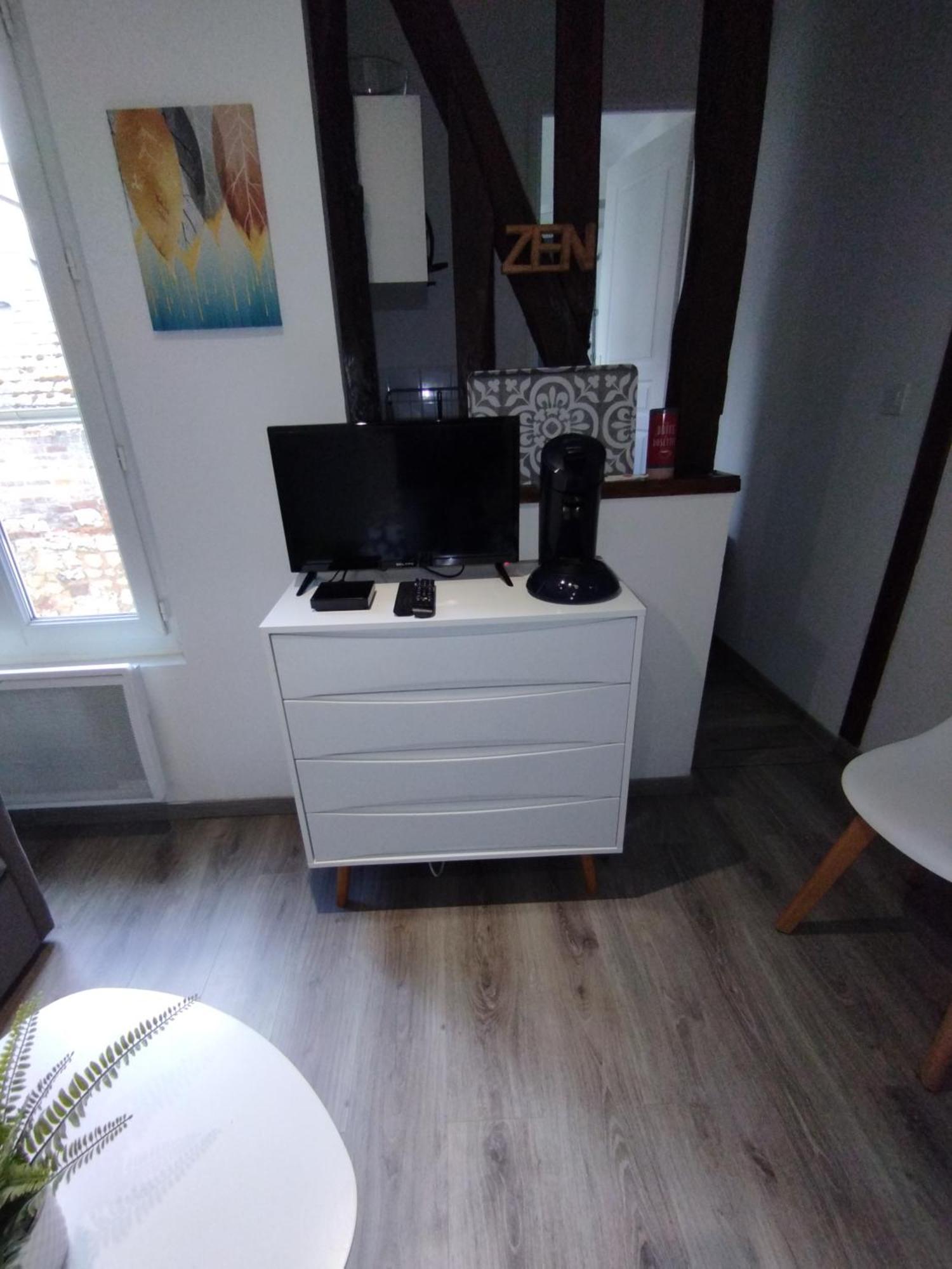 Studio Charmant Confortable Tv Centre Ville ลูวิเยร์ ภายนอก รูปภาพ
